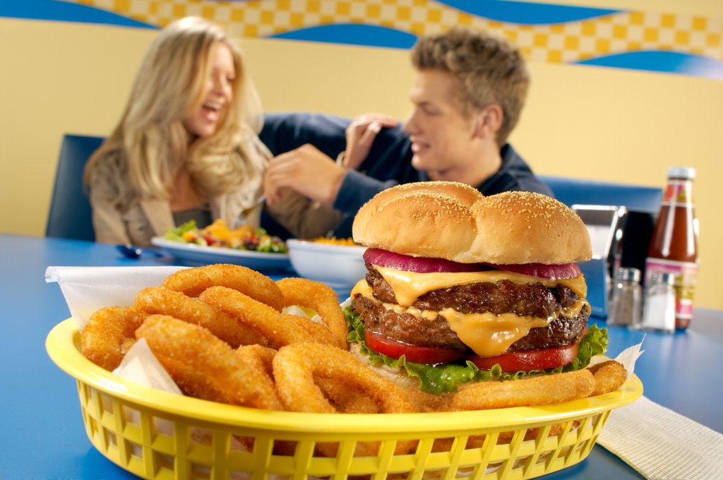 Cheeseburger-and-onion-rings-in-basket